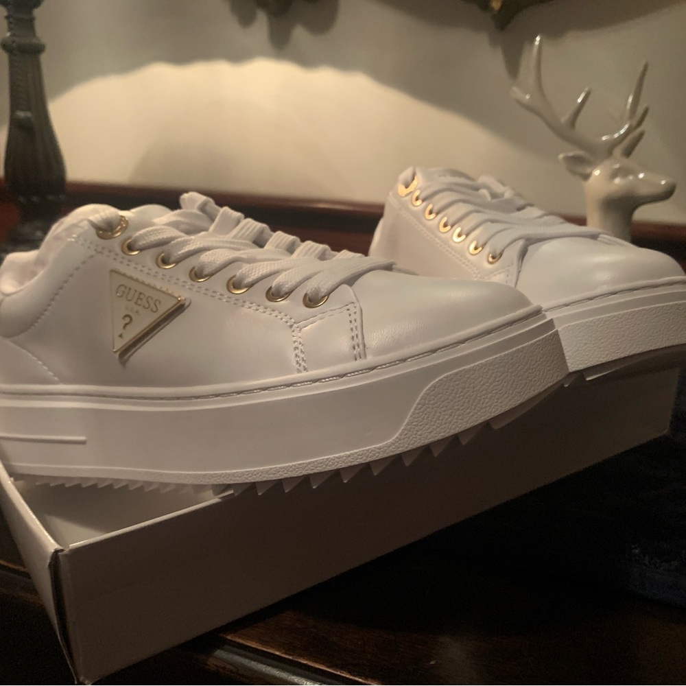 Guess- Denesa women’s size 5
